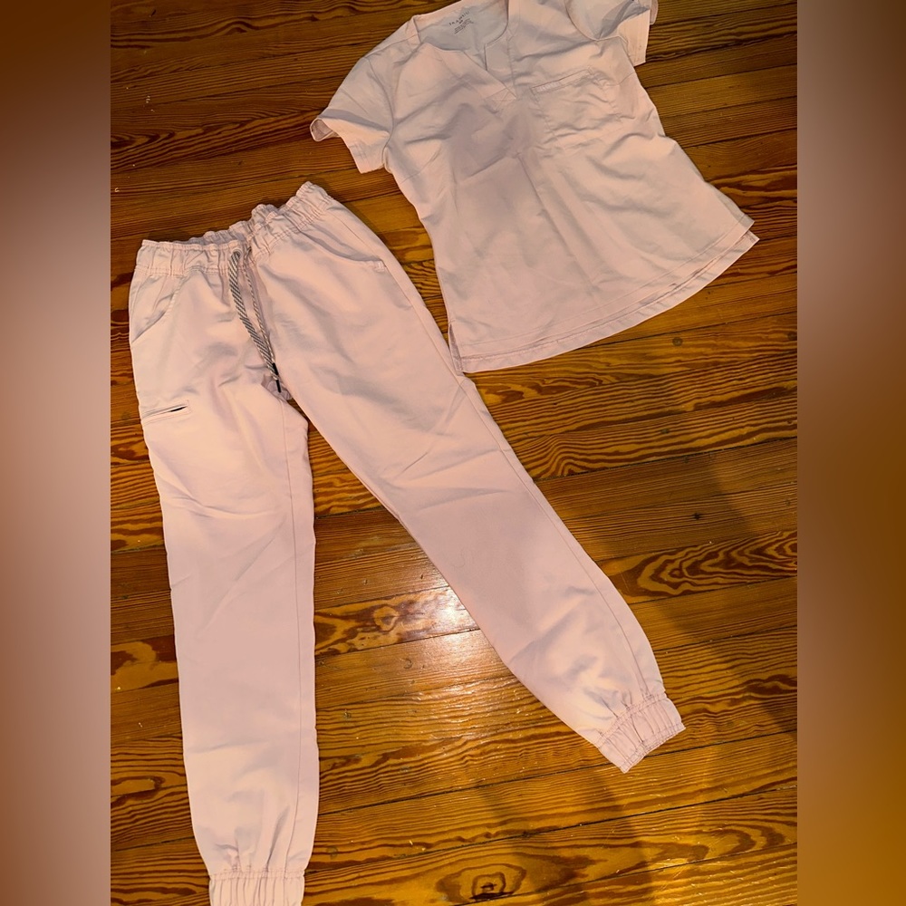 Jaanuu Scrub Set